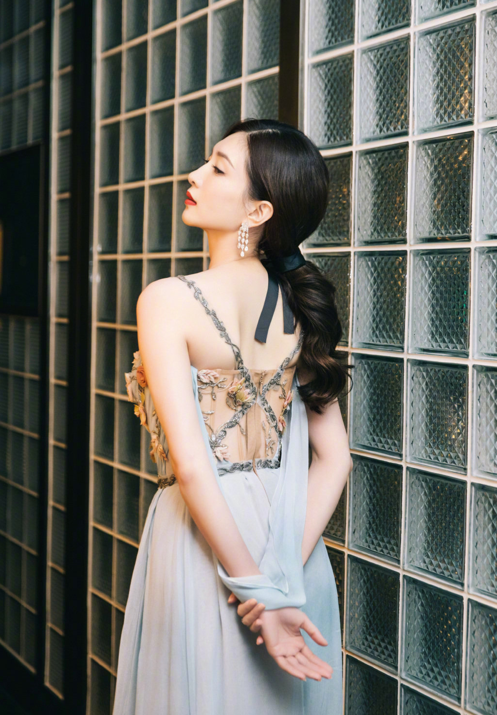 江疏影120斤上热搜，大长腿、天鹅颈太优雅，网