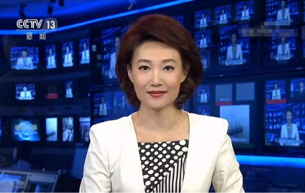 央视主持李梓萌：为扮老带假发14年，摘下假发后气质形象大变样