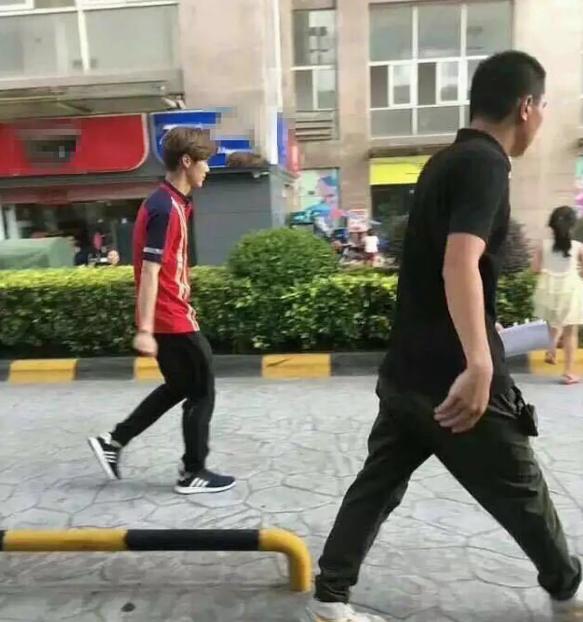 明星也有颜值缺陷，杨紫和郑爽法令纹深，鹿晗