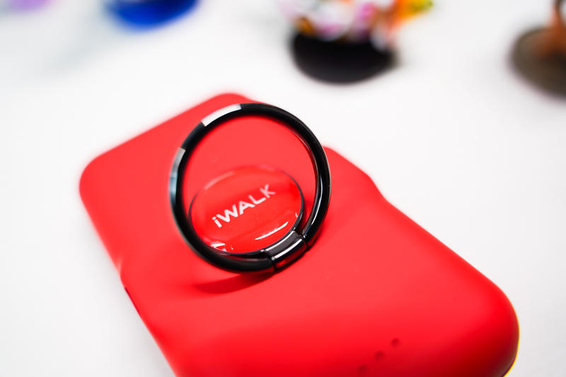这才是iPhone充电最佳的姿态！iWALK变色龙充电宝评测