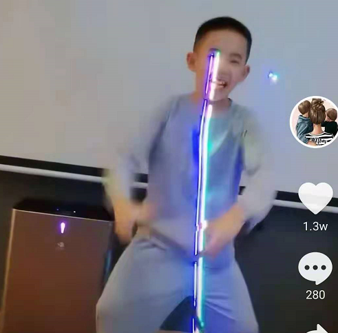 應采兒霸氣寵娃！ 花5萬配頂級電腦，Jasper手舞足蹈超開心