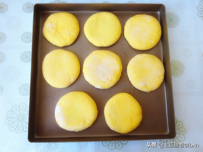 立秋后黑芝麻要常吃，教你做最好吃的胡萝卜黑芝麻饼，营养翻倍