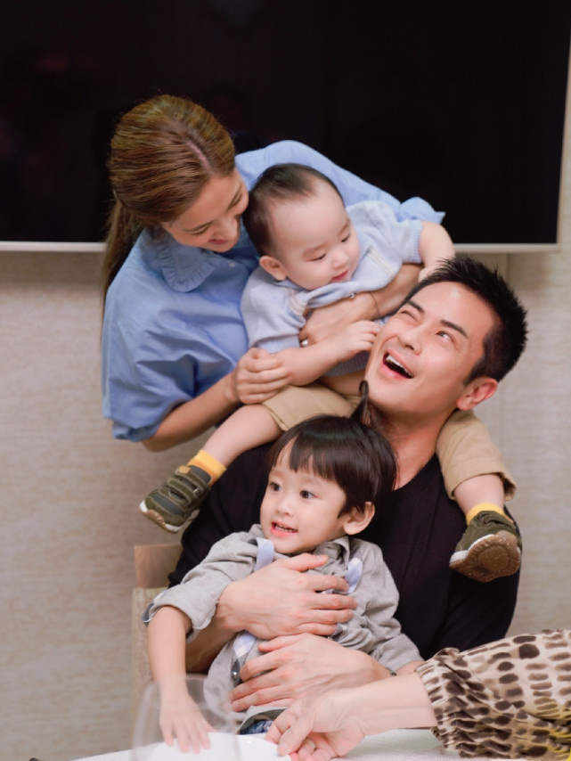 陈凯琳晒亲子时光，郑嘉颖掌镜拍下三代同堂合照，俩儿子颜值超高