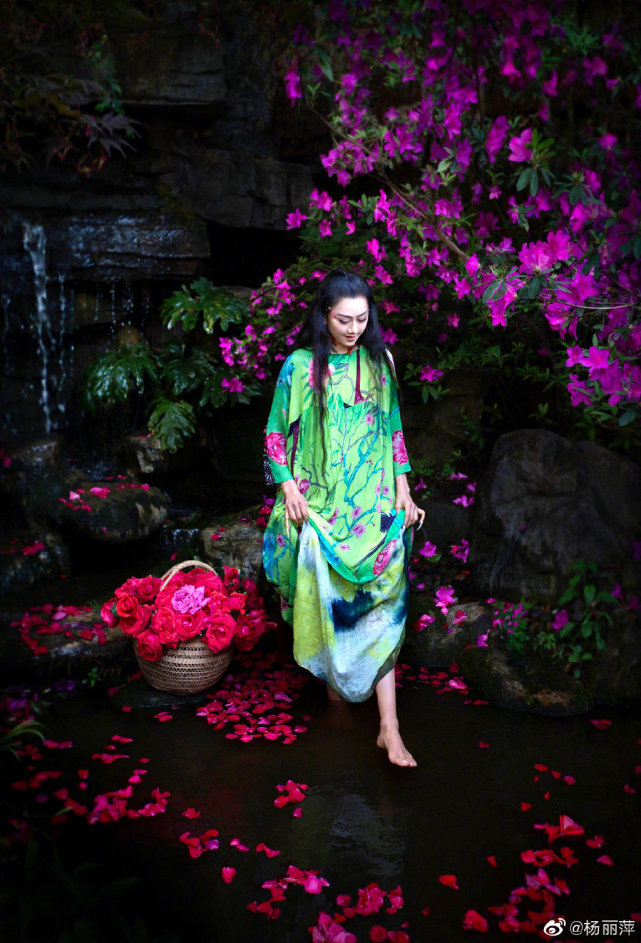 62岁杨丽萍和小鲜肉在月亮宫欣赏美景，网友：恋