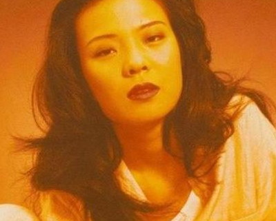 21年前，谢津洗完澡后从23楼一跃而下，成韦唯一生的痛
