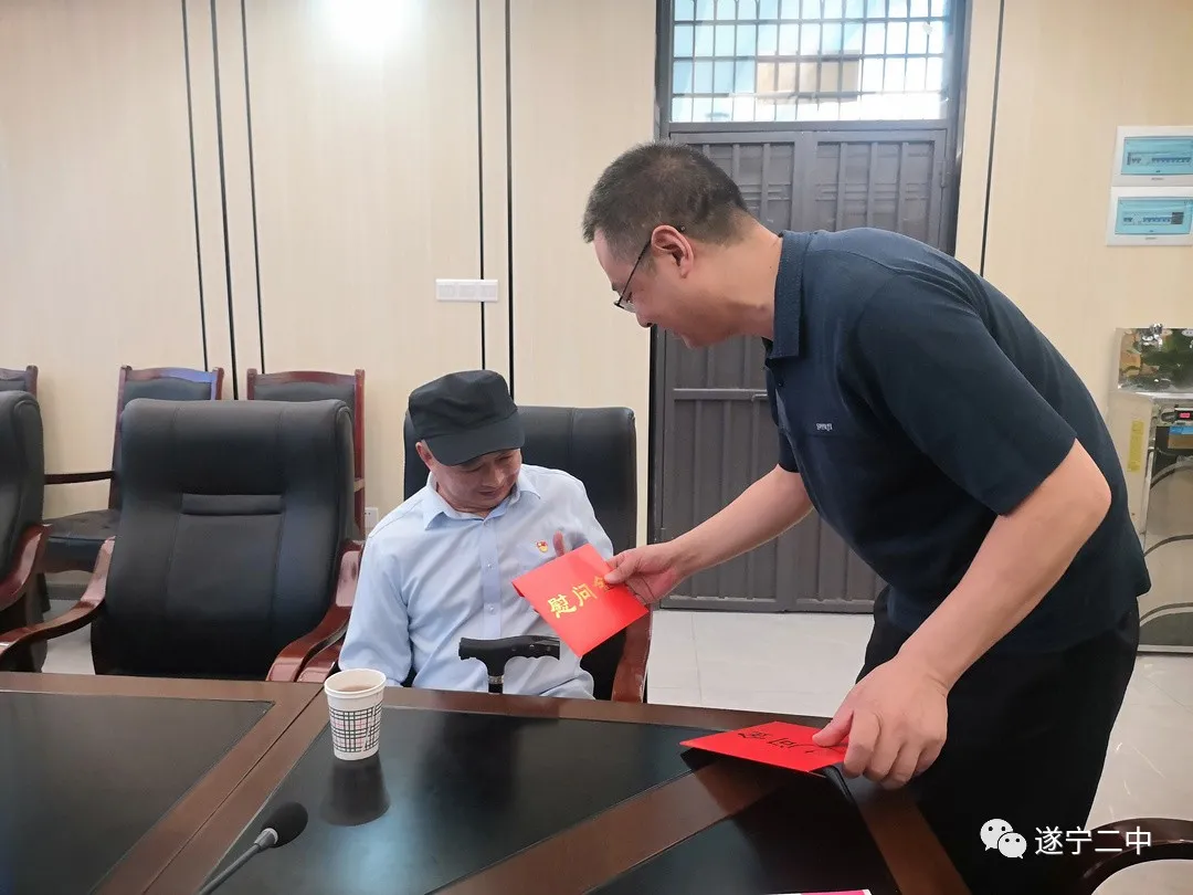 遂宁市委教育工委副书记陈杰到遂宁二中开展“七一”走访慰问活动 遂宁市委教育工委副书记陈杰到遂宁二中开展“七一”走访慰问活动