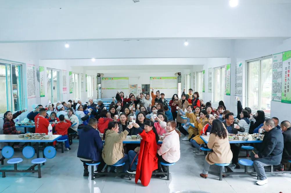 老师，您笑起来真好看——记双流区金桥小学“三八”妇女节活动