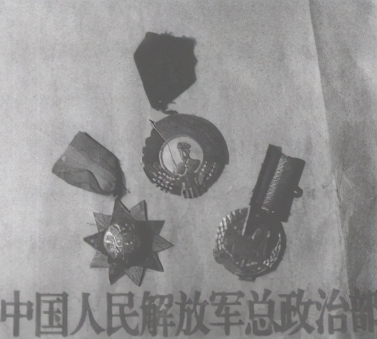 张国福：16岁俘虏中将，获邀毛主席家宴，放弃英雄身份当火药工