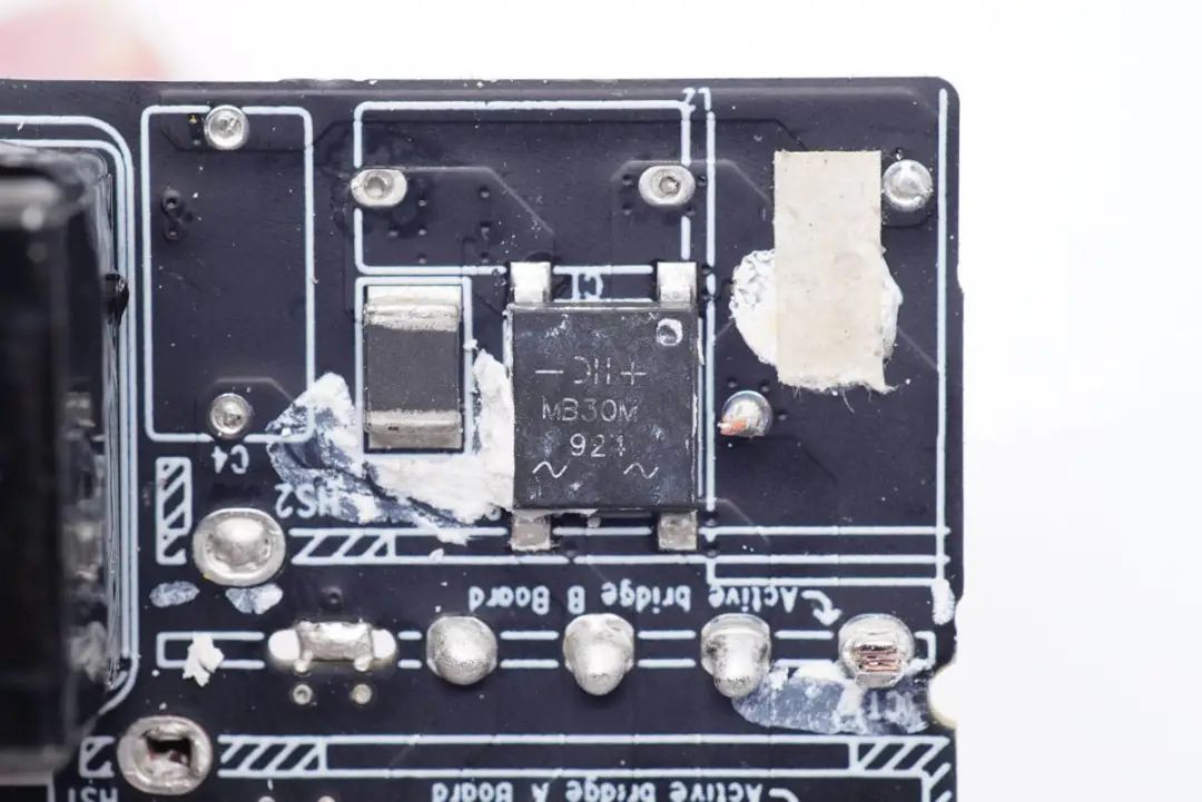 华硕最强游戏本标配300W电源，内置4颗氮化镓，内部结构揭晓