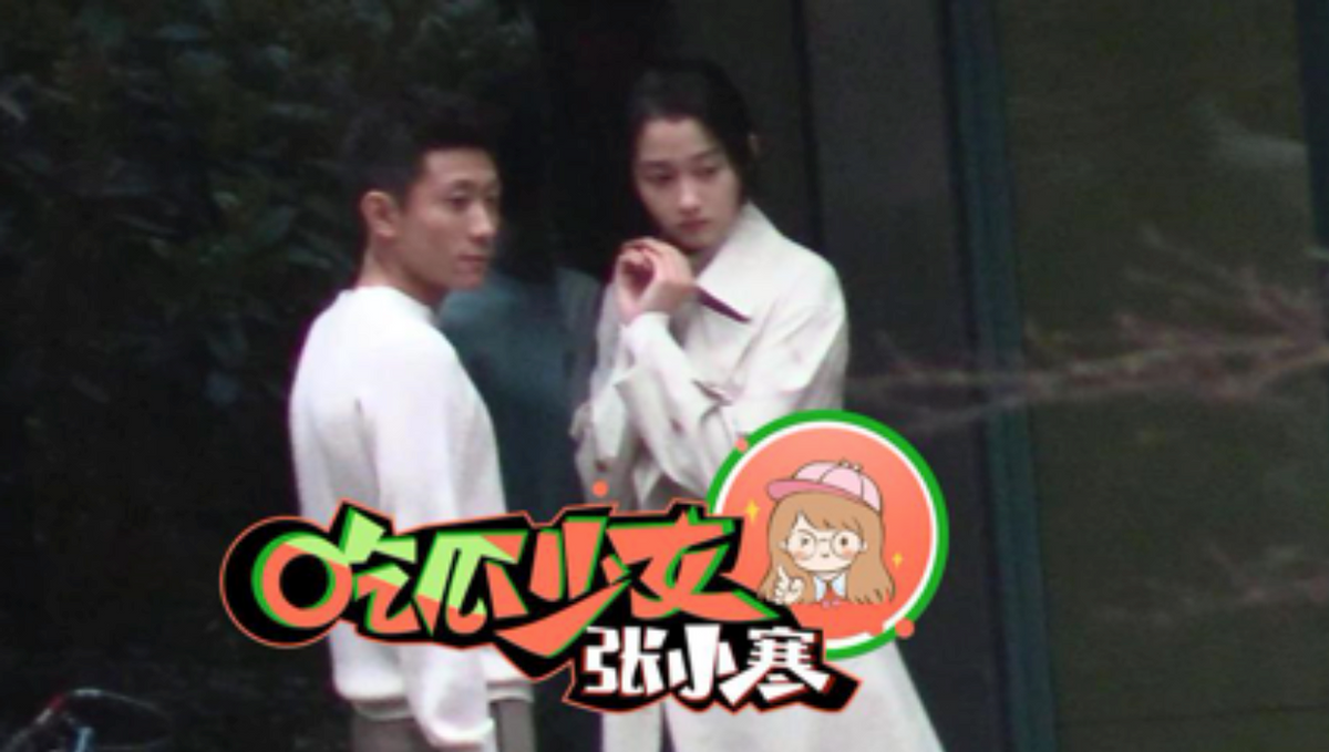 张一山片场互动亲密，勾关晓彤下巴笑开花？网友：不怕鹿晗吃醋