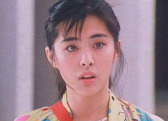 30年前王祖贤旧照中，身后微不足道的群演，如今成了著名女星