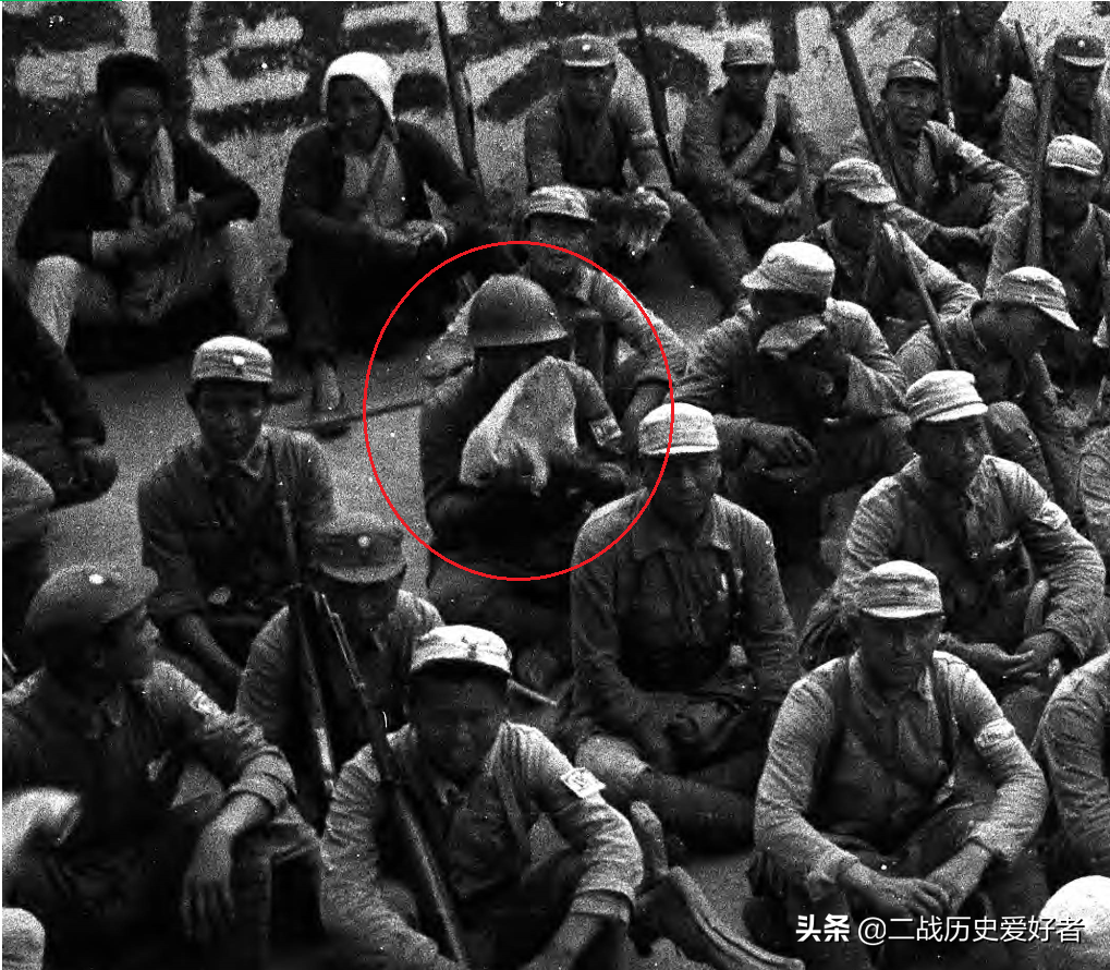 真实八路军士兵照片，装备简陋，66个人才有2顶钢盔