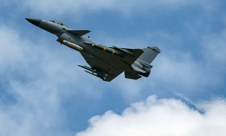 又一款中国战机显露獠牙，击败全球头号三代机