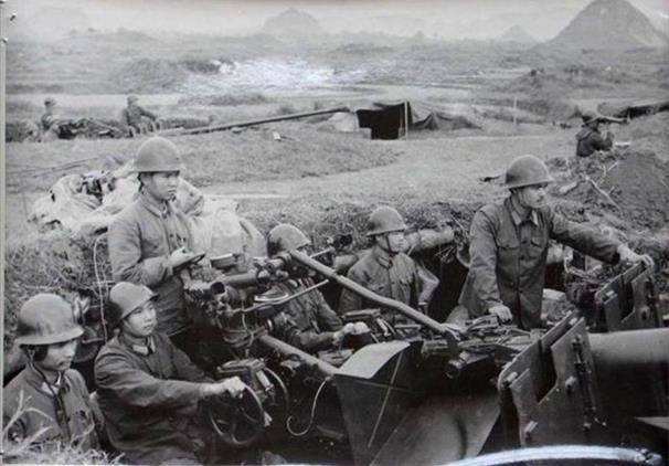 对越作战女神炮手，不用瞄准镜、炮盘炮架，用