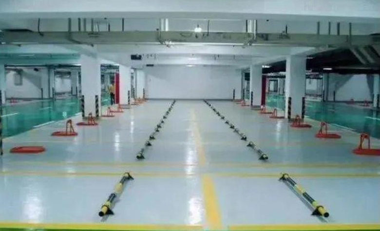 男子4000万买下327个停车位，不停车还装上地锁！