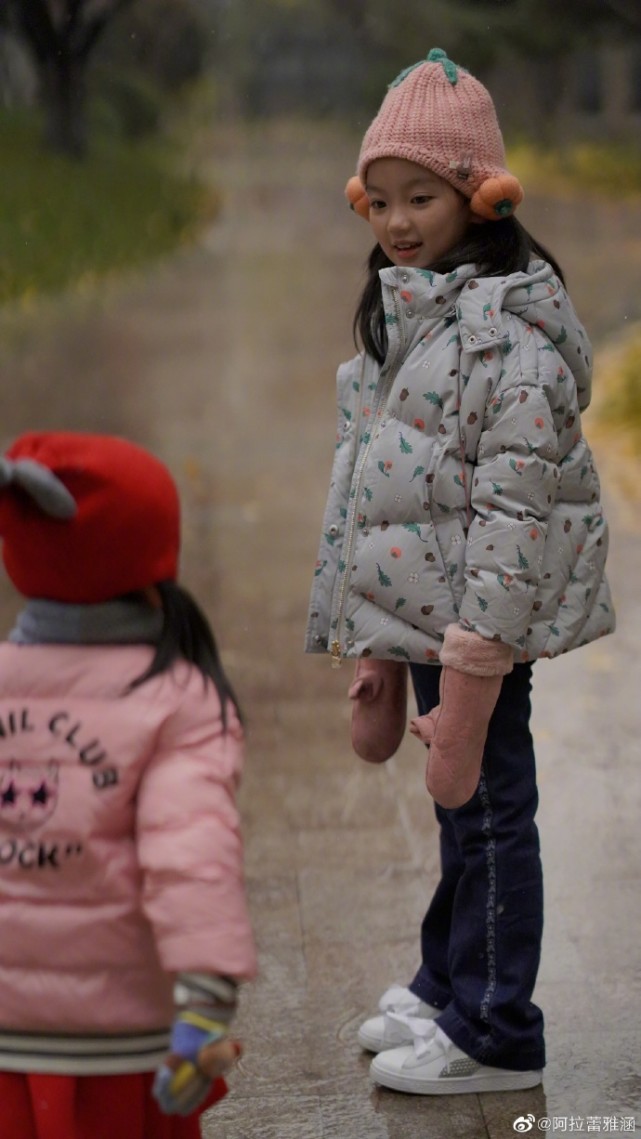 阿拉蕾與妹妹雪中玩耍合照，文藝女神範十足，小長腿更是優越