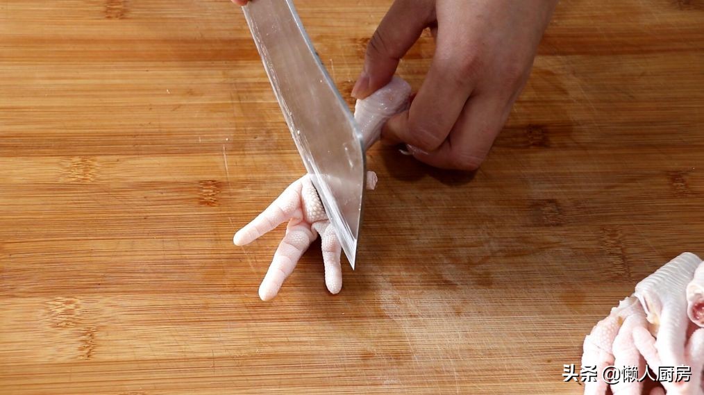 这是鸡爪的新做法，配上一点酸菜，开胃下饭，酥烂脱骨