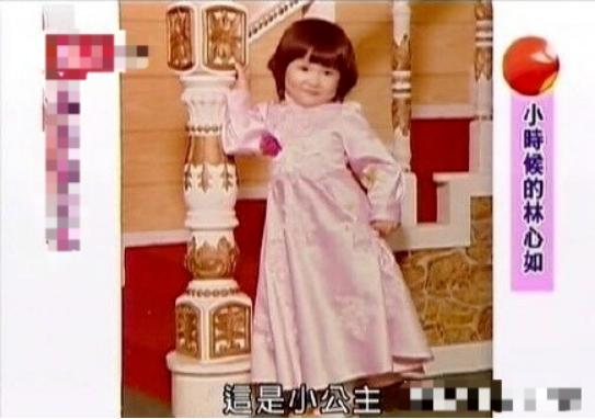 林心如女兒小海豚露面，穿漂亮粉色公主裙，不停往霍建華懷裡鑽