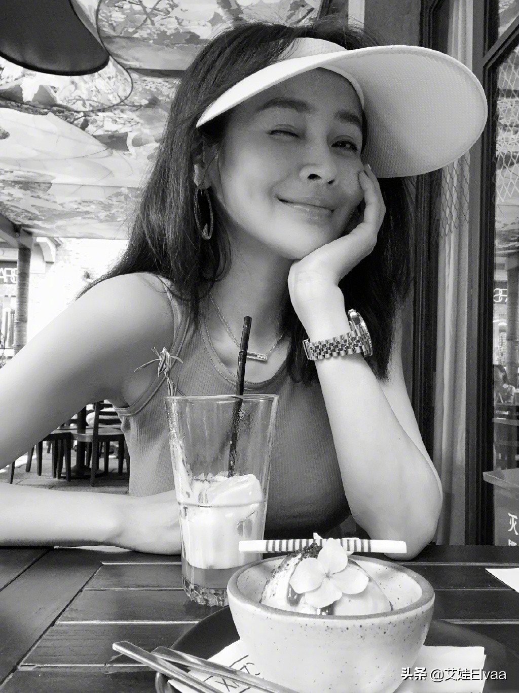 于明加新造型真丰满，穿紧身背心还露肩带，3