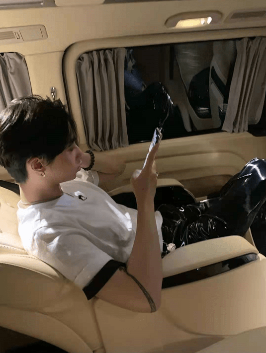 伊能静不舍儿子离开感性表白，母子牵手逛街被误以为是“情侣”