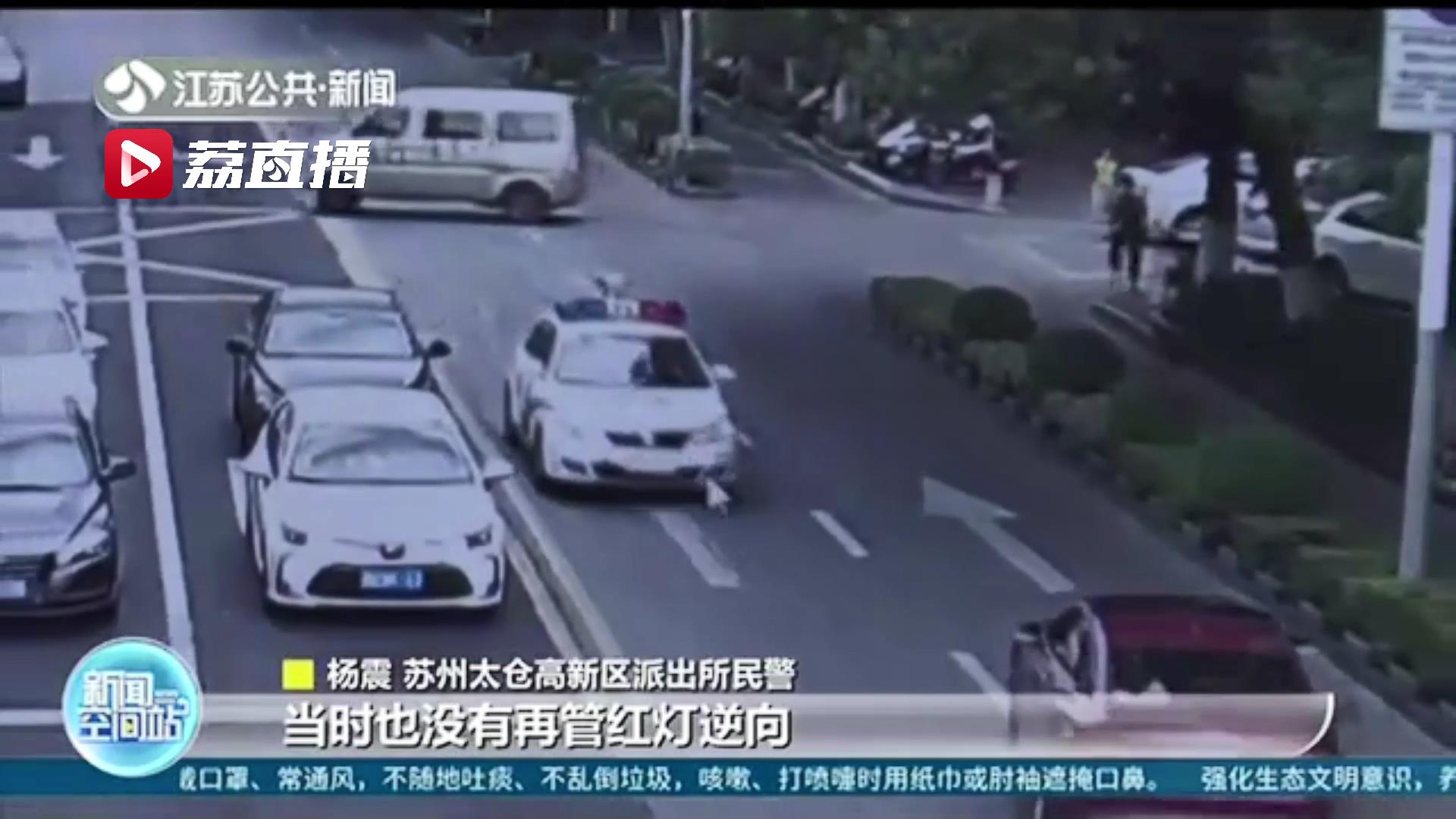 老人吃猪蹄卡喉咙情况紧急！民警闯红灯还逆向行驶及时送医