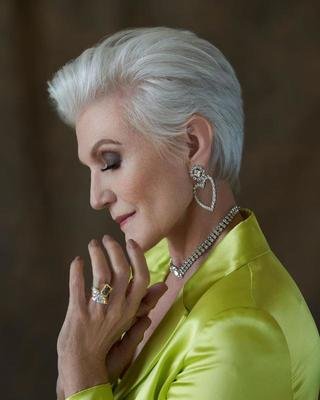 最赚钱的老年模特，被家暴9年，养大3个亿万富翁，儿子创立特斯拉