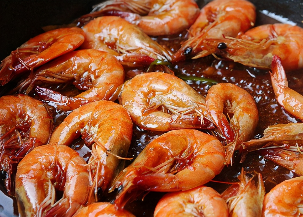 做油燜大蝦，記住2個技巧，蝦肉不腥香味濃味道好，教您正確做法