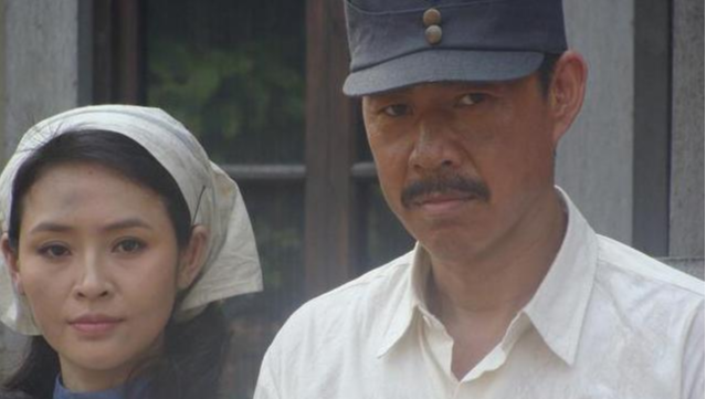 貌美护士冒死救下一战士，22年后来报恩时，女护