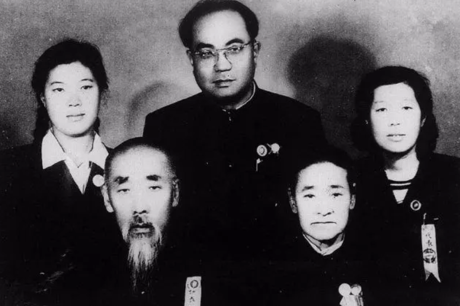 她是赵一曼干妈，为抗日牺牲两子，毛泽东称她：中国八大妈妈之一