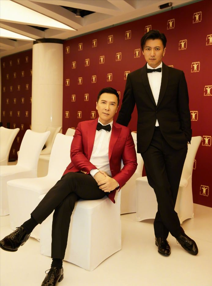 甄子丹全家福曝光，一双子女齐穿千元国产品牌，甄济如神似汪诗诗