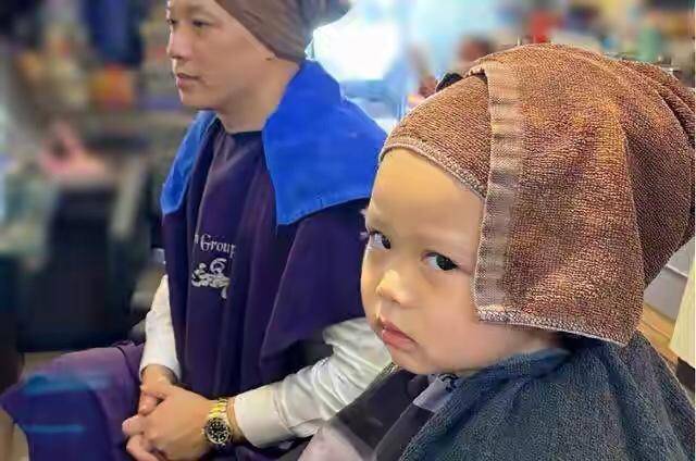 胡杏儿儿子手指受伤喊爸爸叫救护车太萌！趴在爸爸身上眼大睫毛长