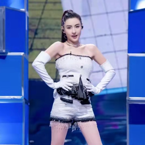 张柏芝丝袜短裤拍写真，生仨娃身材仍火辣，曾说谈新恋情不会公开