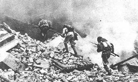 敌军装甲列车无敌？14门野炮200米外齐射，当天拿