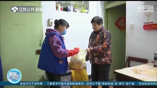 垃圾分类后，行动不便老人倒垃圾怎么不？不要怕！志愿者上门入户服务