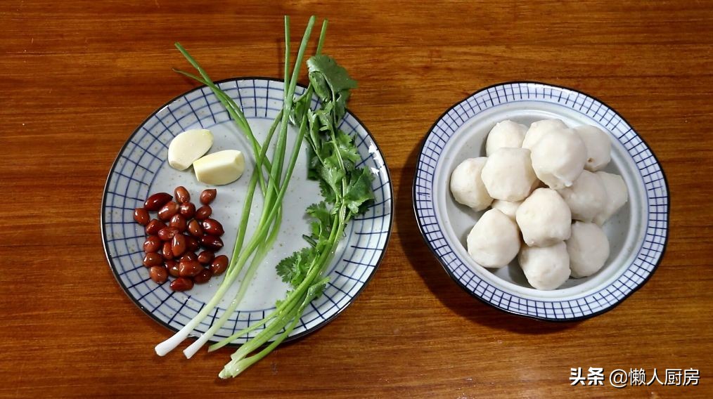 魚丸不用燒湯，撒點花生米拌一下，比燙火鍋得更好吃，吃起來更香