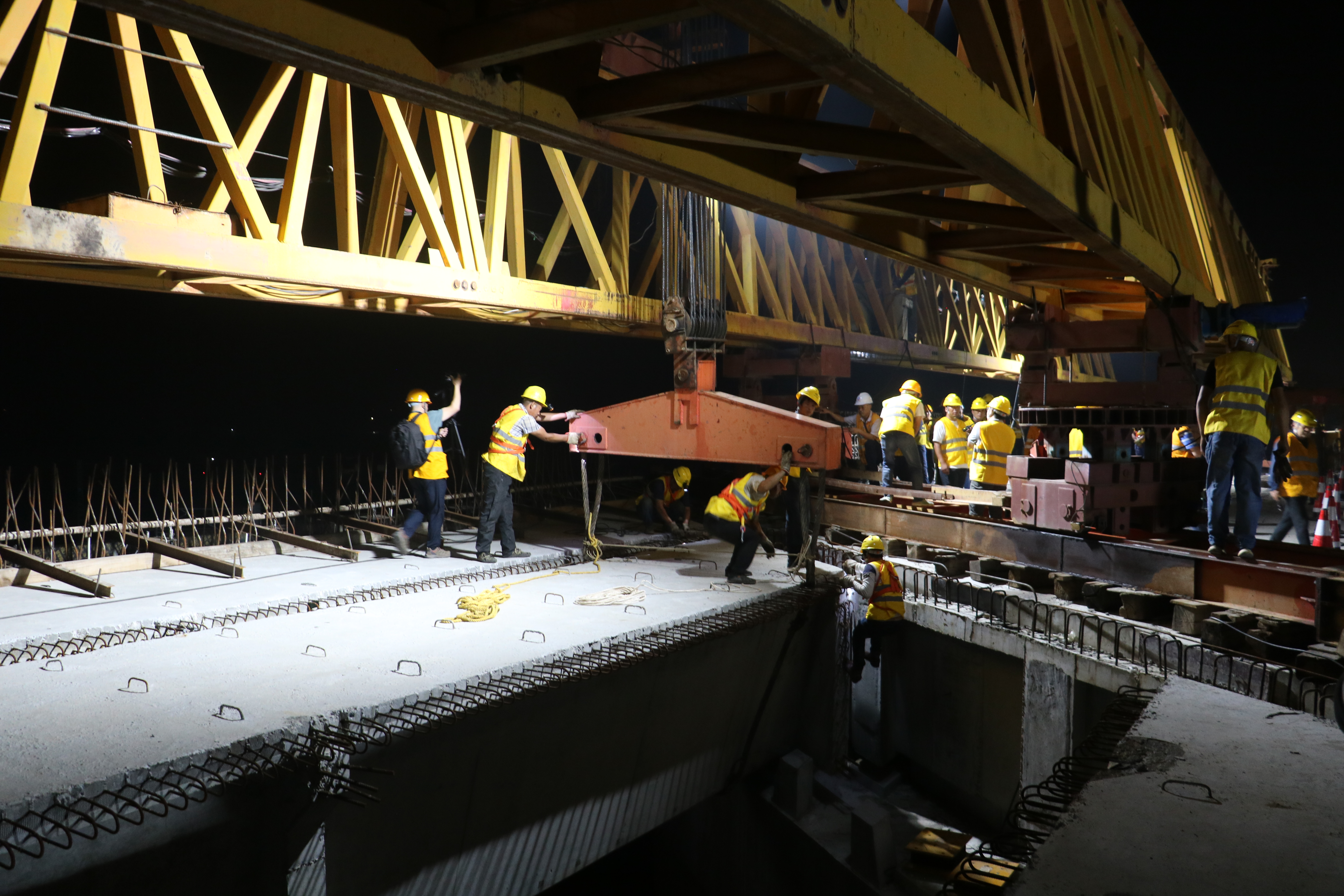 京沪高速改扩建工程跨兖石铁路桥主跨架梁全部完成