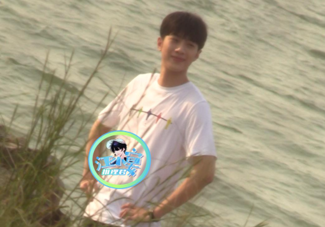 baby与19岁男星吻戏曝光，深情对视太甜蜜，相差13岁毫无违和感