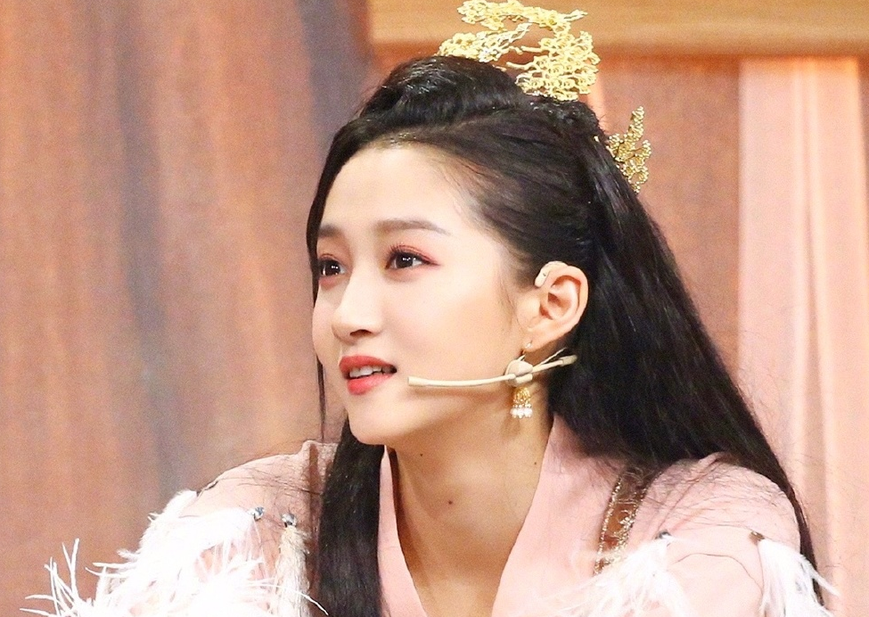 关晓彤自己剪刘海，结果遭到粉丝的\"嫌弃