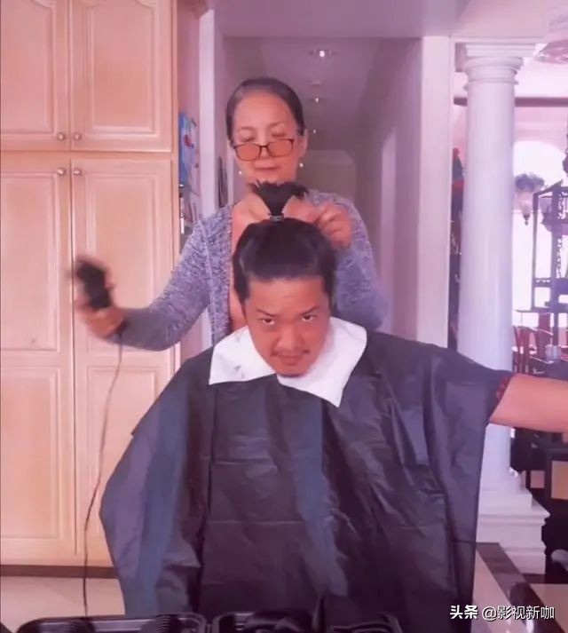 61岁吕丽萍给儿子理发，头发花白，33岁张博宇比父亲都显老