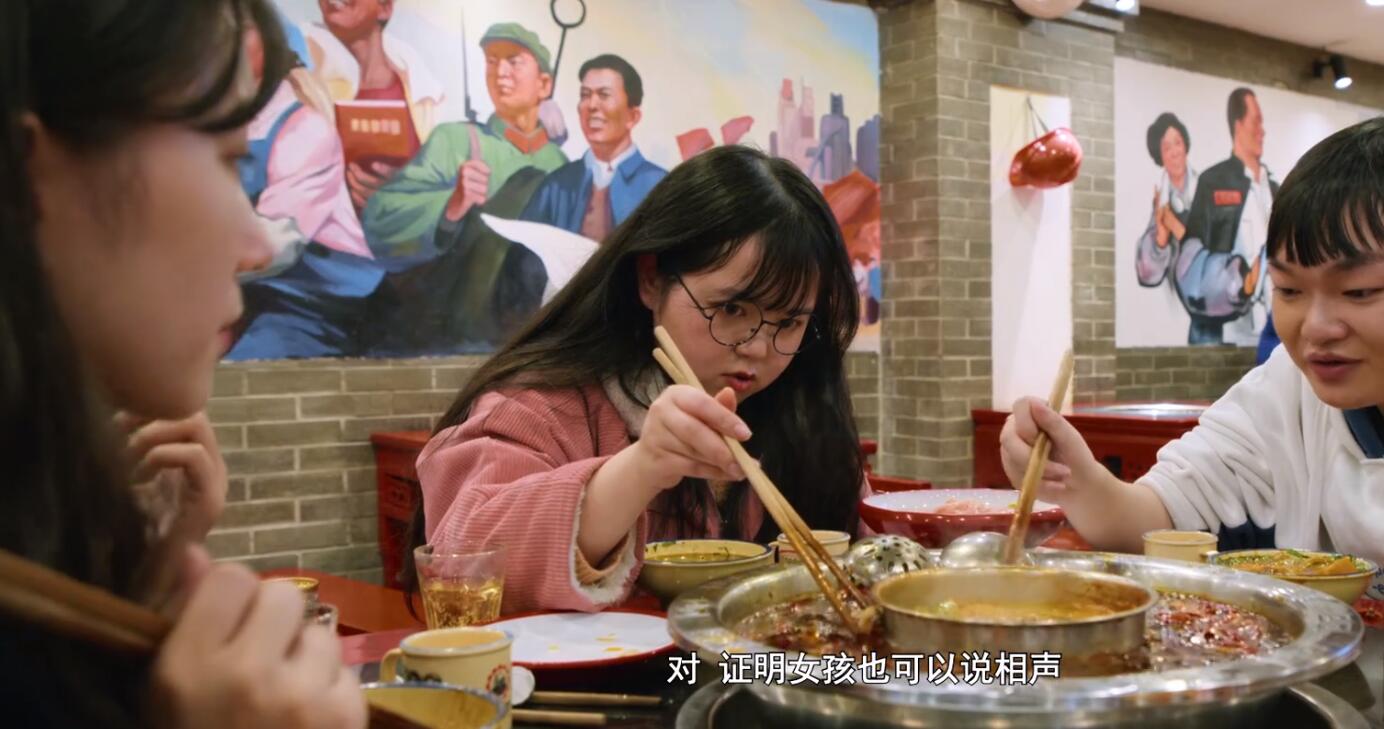 重庆城里的普通人：归乡的游子，拼搏的年轻人，骑机车的耙耳朵