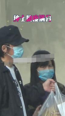 尹姝贻潘粤明外出牵手被拍，潘粤明的造型年轻