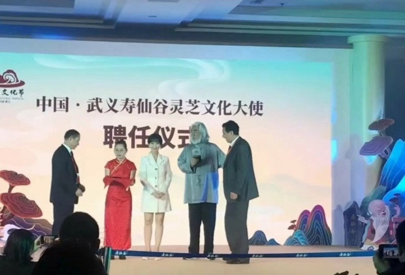 66岁赵雅芝身材变臃肿，穿短裙坐凳一角太优雅，与张纪中夫妻热聊