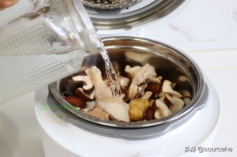 煲雞湯加這三種食材，熱乎乎暖暖的，很適合長輩喝，尤其冬天