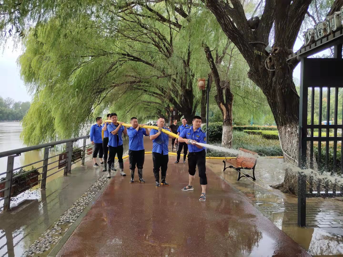 清晨起行动！500余名漯河城管展开清淤