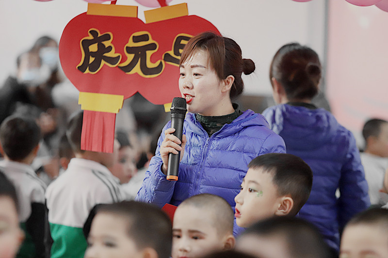 甘肃平凉:幼儿园里快乐迎新年