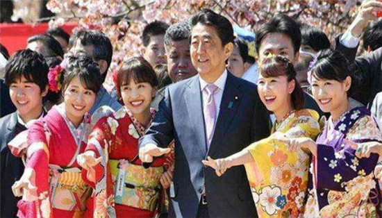 日本上演内斗，安倍谋求“三进宫”后，曾忠心不二的菅义伟出手了