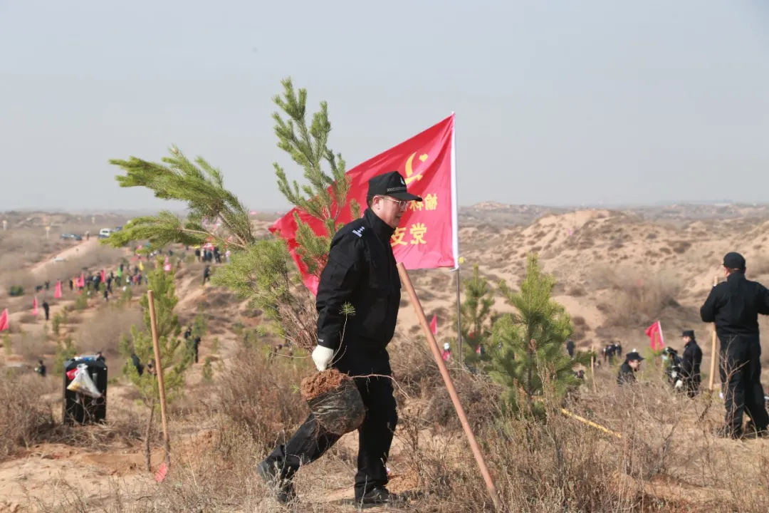 藏蓝迎新绿 整顿树形象 | 榆林市公安局开展义务植树活动