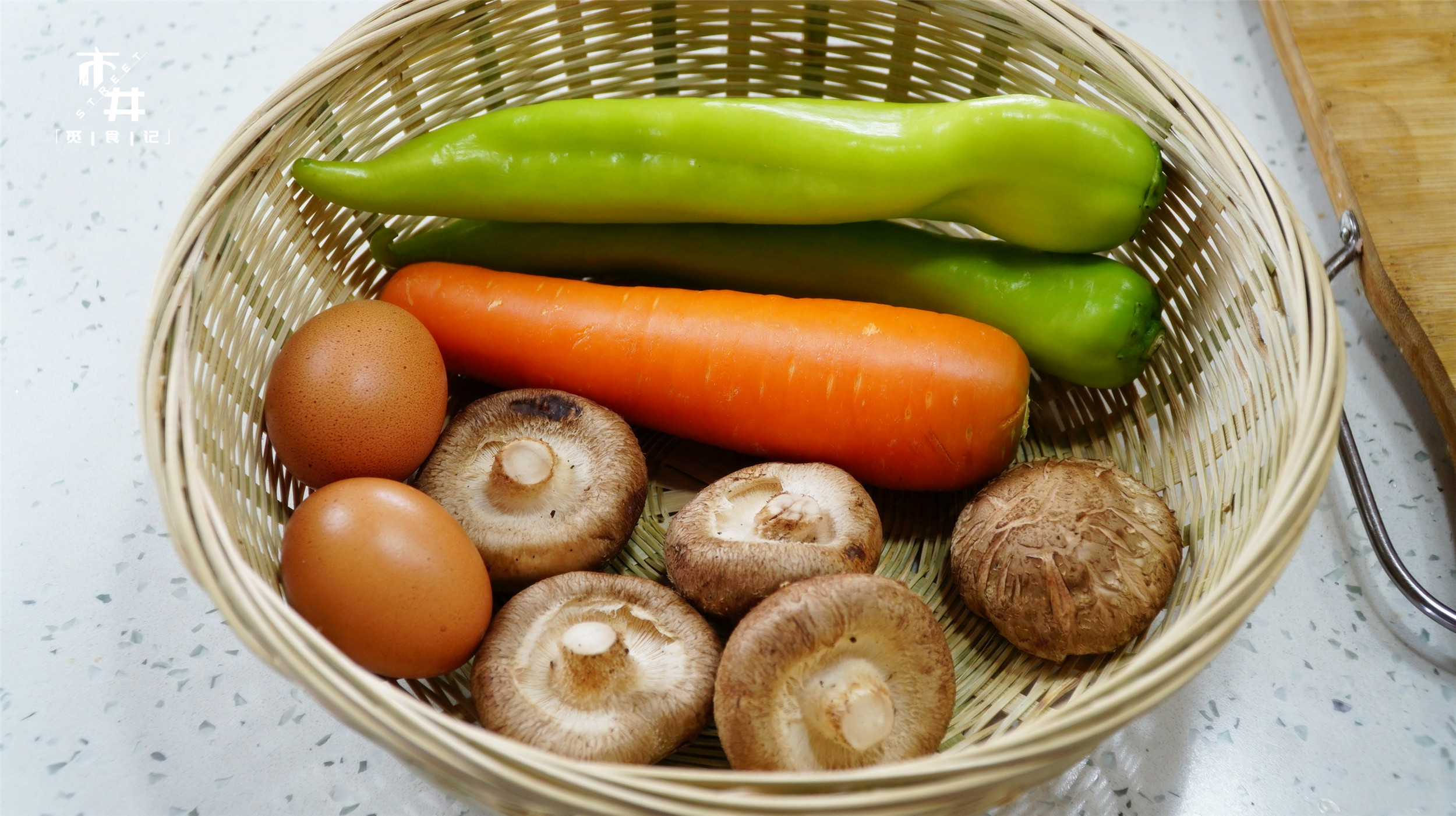 这3样蔬菜炒一起真香，我家夏天吃的勤，端上餐桌比肉菜还受欢迎