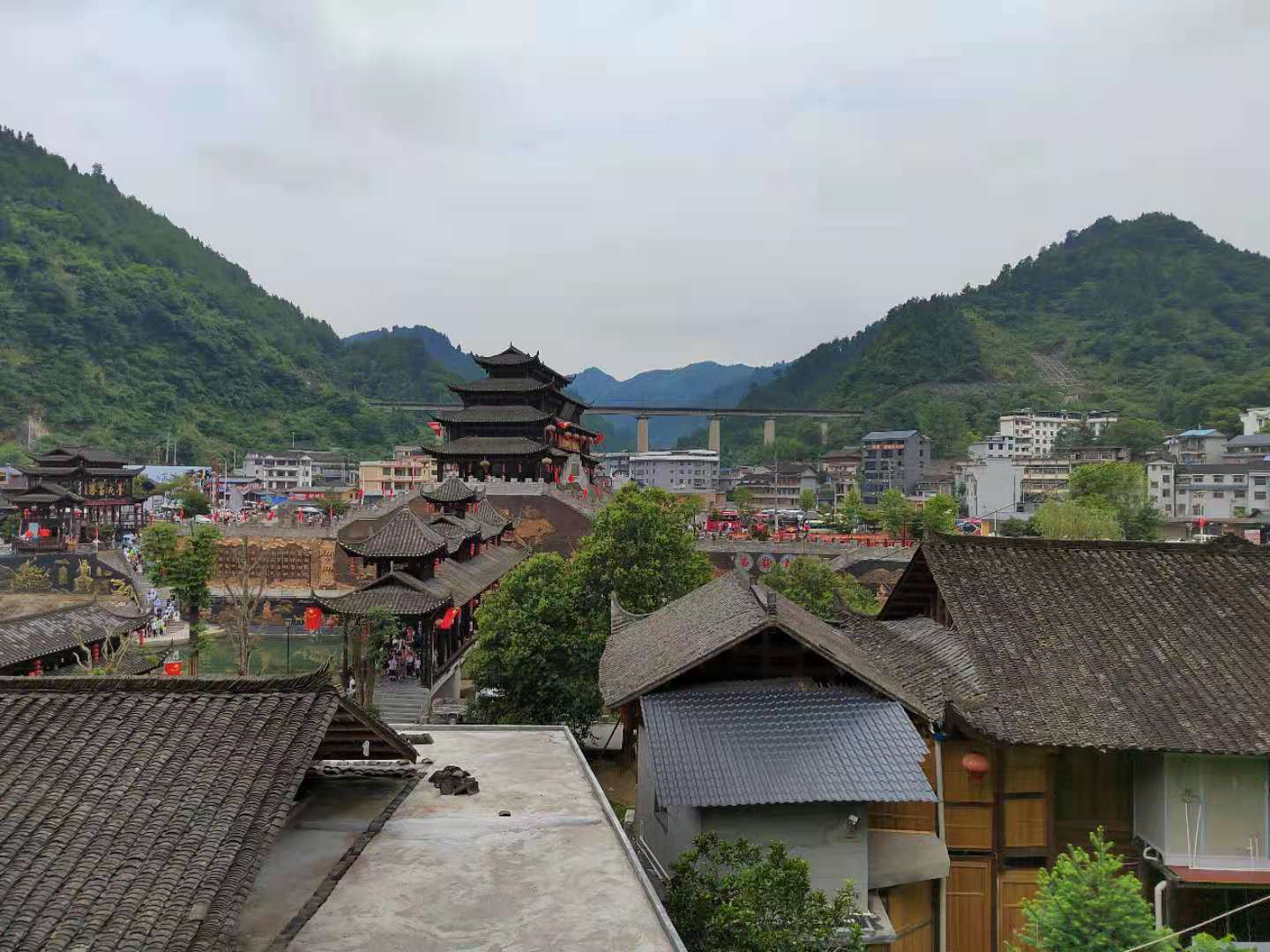 敢立潮头唱大风/记湘西墨戎苗寨乡村游有限责任公司总经理龙飞