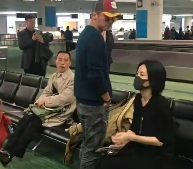 谢霆锋一直那么爱王菲，为何当初，还要和张柏芝结婚？